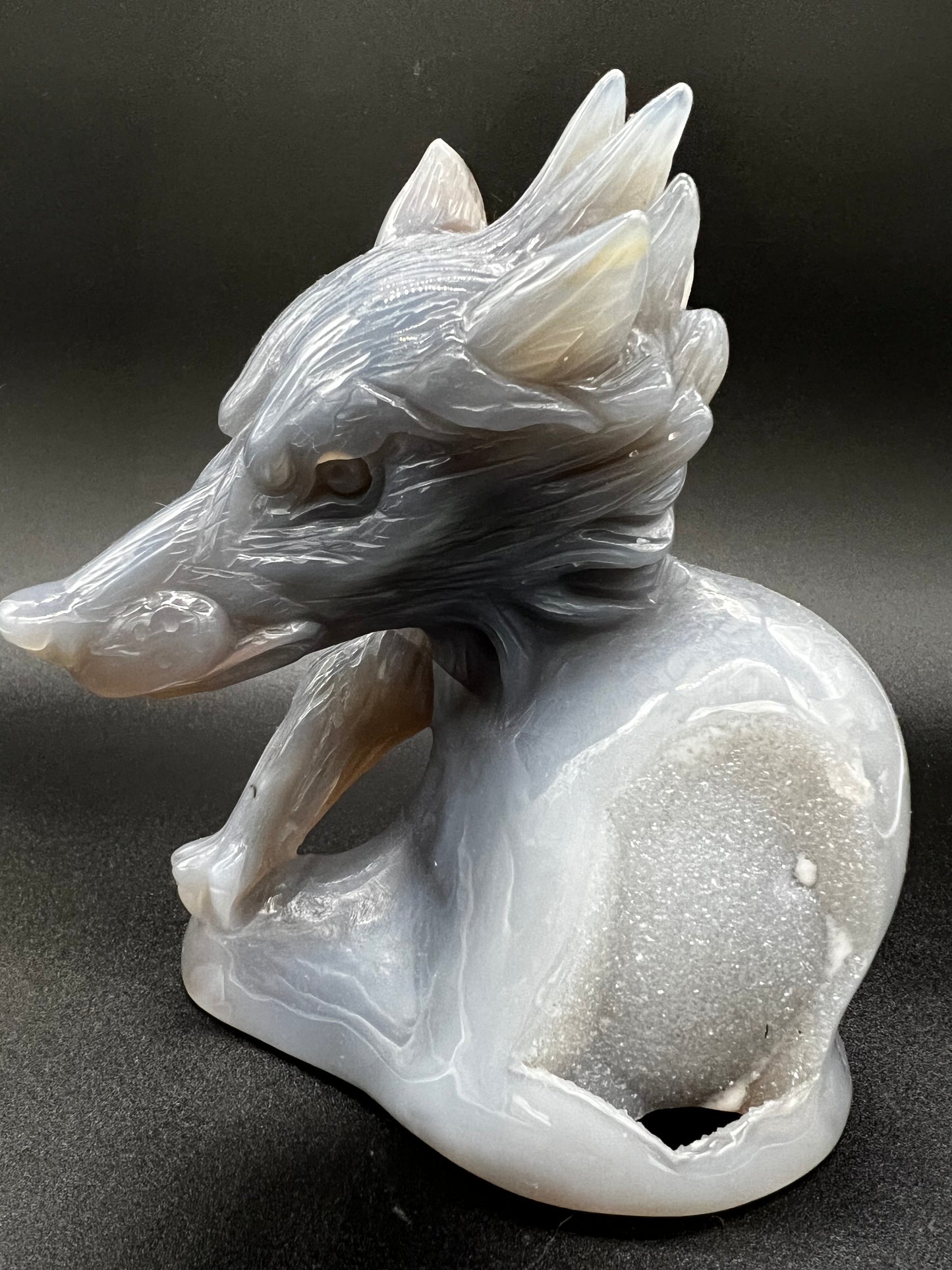 Agate carved wolf