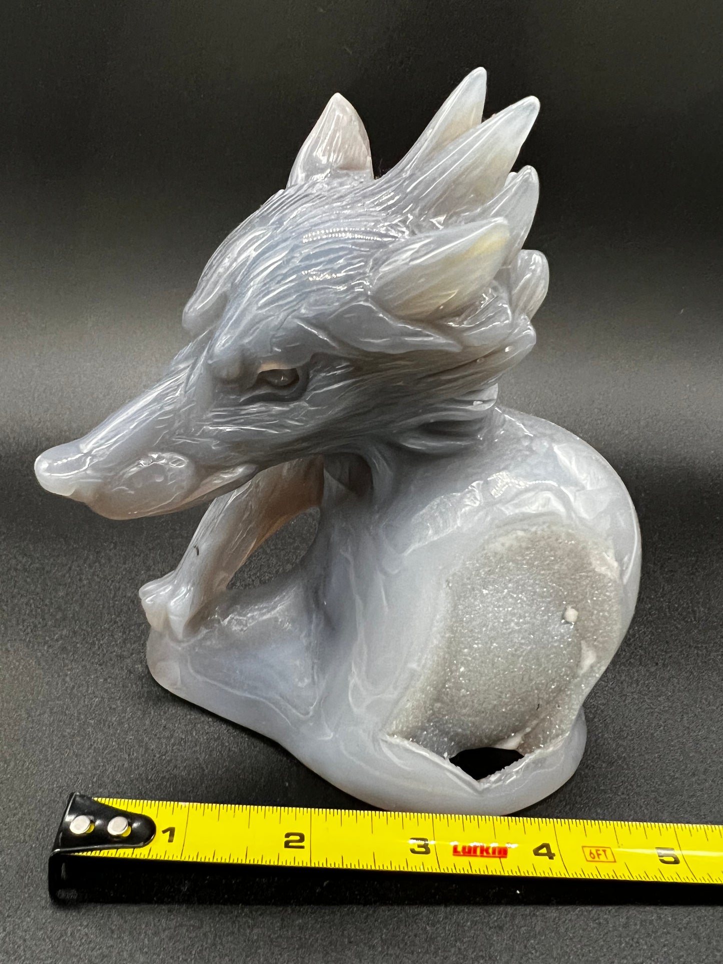 Agate carved wolf